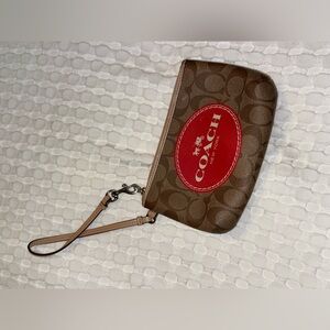 COACH Medium Wristlet New York Horse & Carriage Khaki Crimson🤎